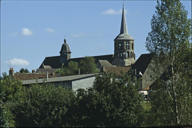 Clochers et maisons environnantes