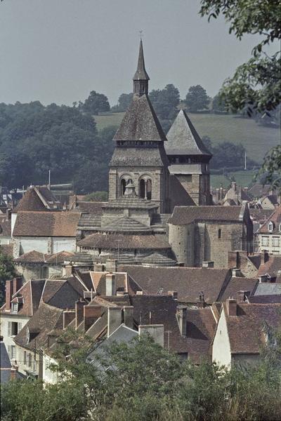 Clochers est et ouest, maisons environnantes