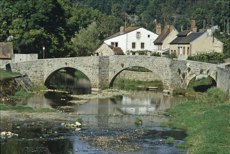 Pont romain et maisons en pierre