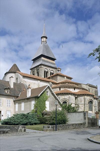 Abside et clocher, maisons environnantes