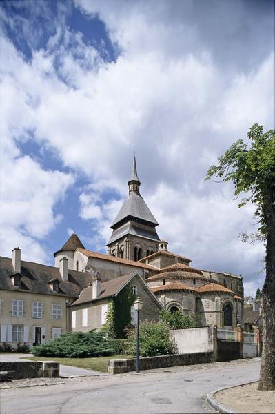 Abside et clocher, maisons environnantes