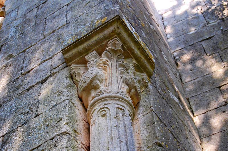 détail d'un chapiteau d'une colonne du chevet