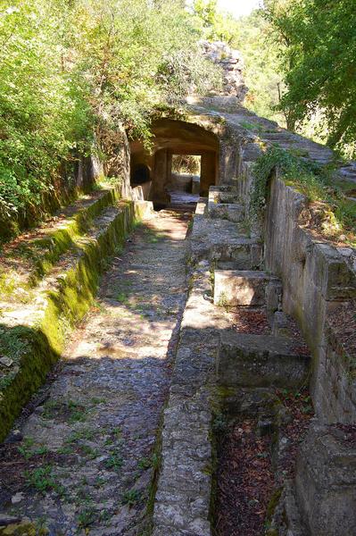 vue partielle d'une allée bordée de tombes taillées dans le rocher