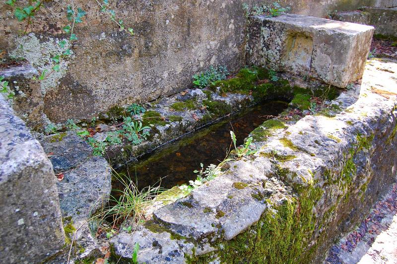 vue générale d'une tombe creusée dans le rocher