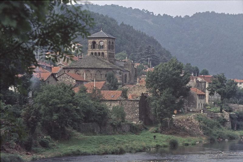 Abside et clocher, maisons environnantes