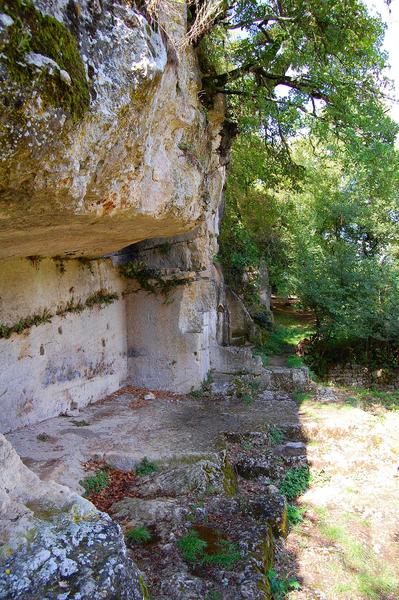 vue partielle d'un habitat troglodyte