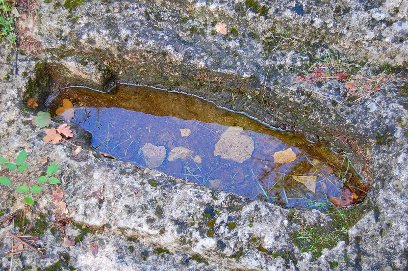 vue générale d'une tombe creusée dans le rocher