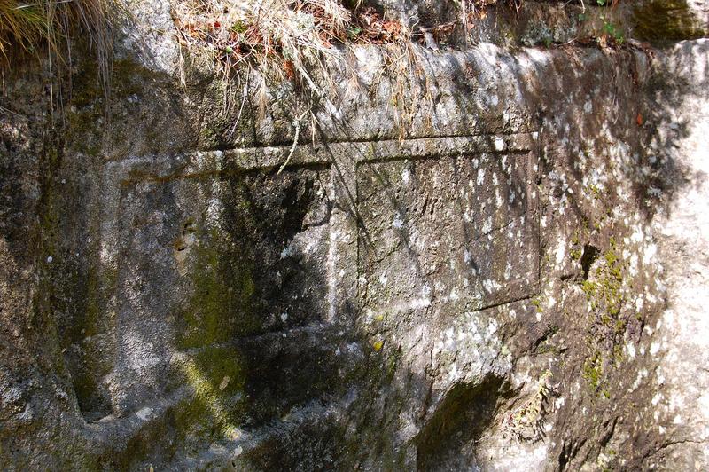 détail d'une inscription gravée dans le rocher