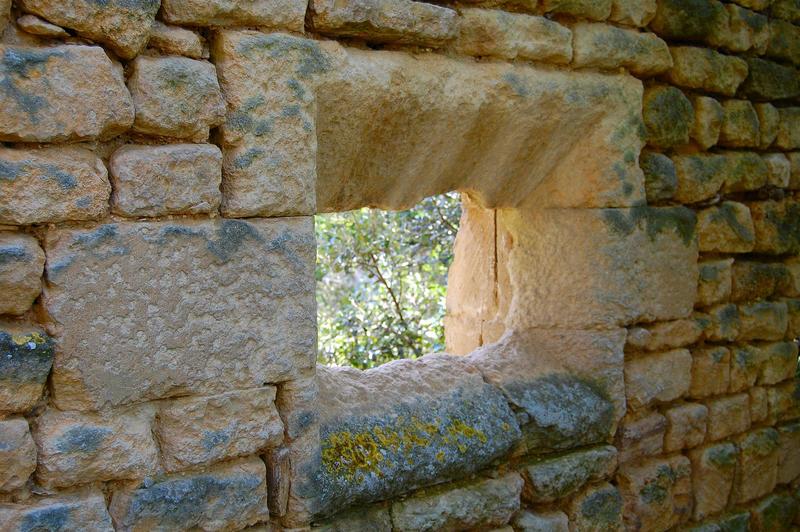 détail d'une ouverture située dans le mur du prieuré