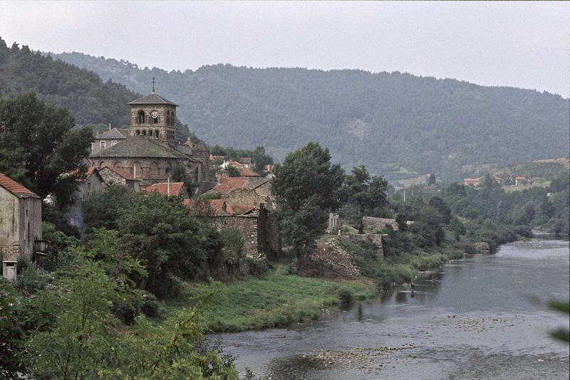 Abside et clocher, maisons environnantes, la Loire au premier plan