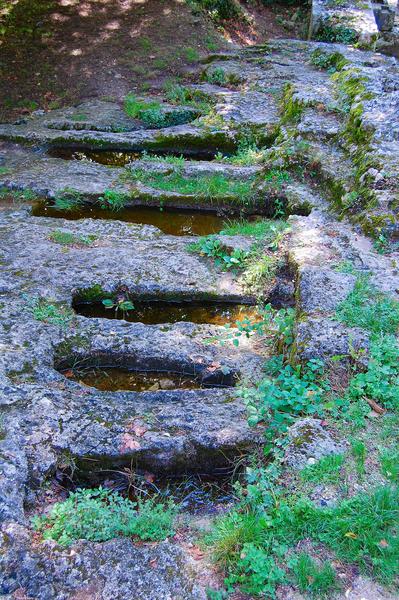 vue générale des tombes creusées dans le rocher