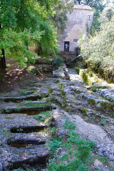 vue générale des tombes creusées dans le rocher