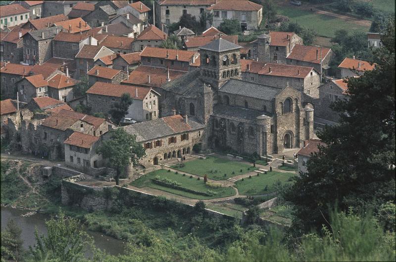 Vue générale de la ville, l'église sur jardin