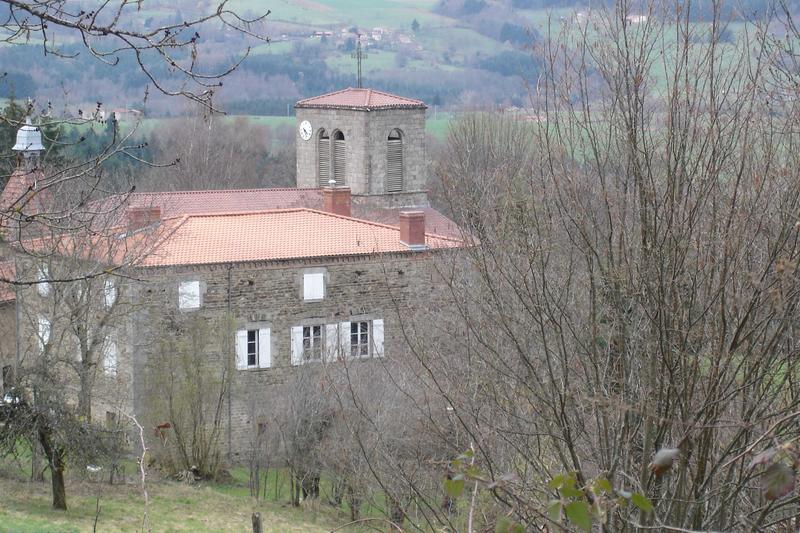 vue partielle de l'église dans son environnement