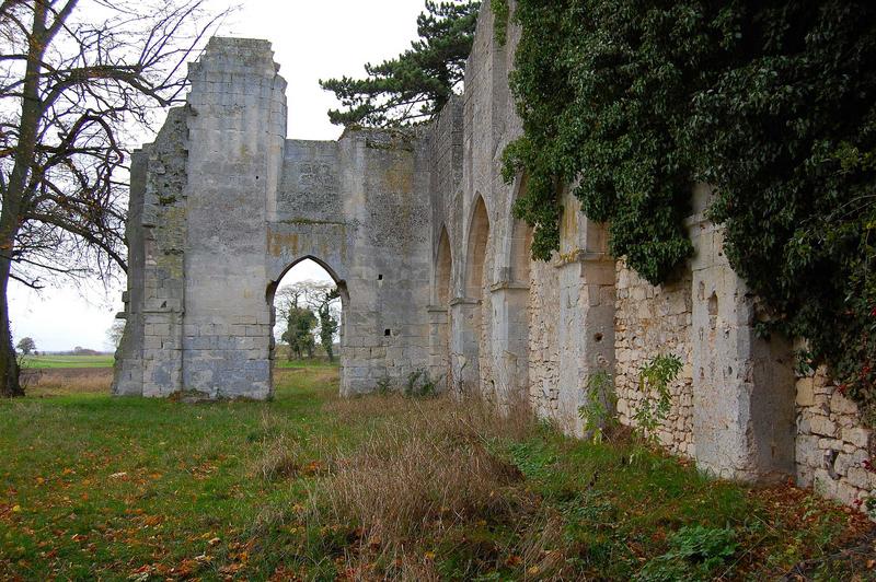 vue partielle des murs nord et ouest depuis l'ancienne nef