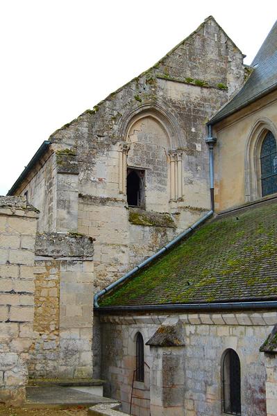 vue partielle de la façade ouest, façade accolée au chevet de l'église (ici à droite)