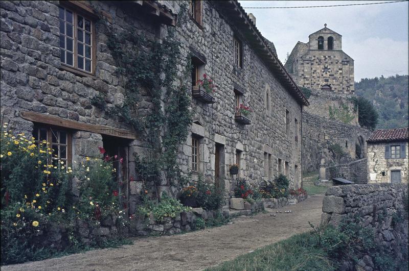 Façade ouest de la chapelle et façade sur rue d'une maison en pierre