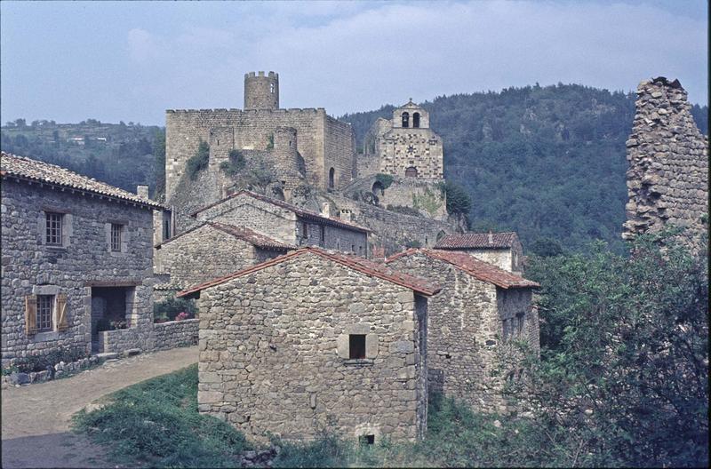 Restes du château : donjon, chapelle