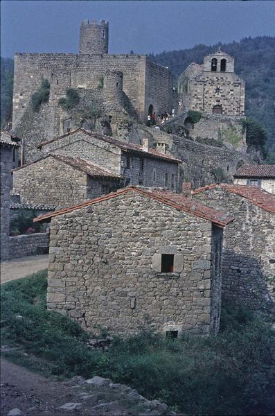 Restes du château : donjon, chapelle