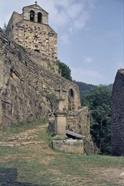 Façade ouest de la chapelle et anciens remparts