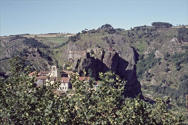 Vue générale du village, château et église dans le paysage montagneux