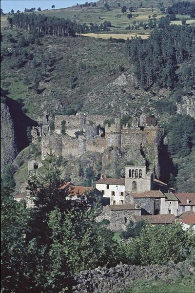 Vue générale du village, château et église dans le paysage montagneux