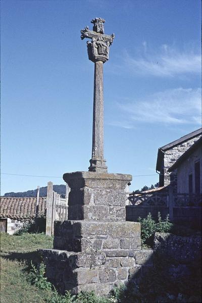 Croix située à l'ouest de l'église