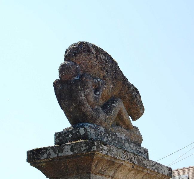 détail du groupe sculpté droit surmontant le pilier d'entrée est : homme attaqué par un fauve