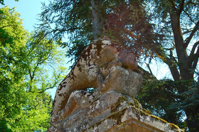 détail du groupe sculpté gauche surmontant le pilier d'entrée est : homme attaqué par un fauve