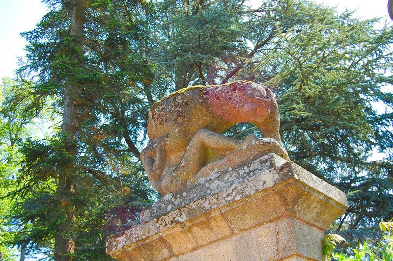 détail du groupe sculpté droit surmontant le pilier d'entrée est : homme attaqué par un fauve