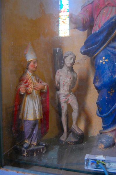 statues (2) (statuettes) : saint Sébastien et un évêque non identifié, vue générale