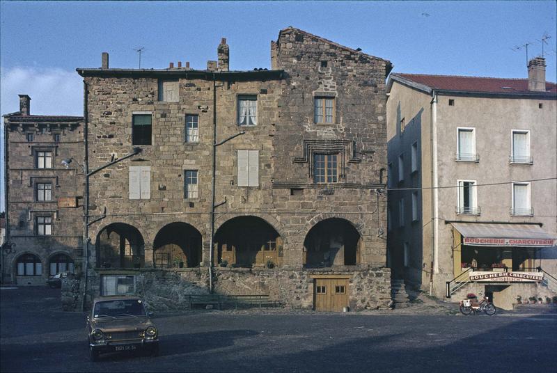 Façade à arcades sur la place de la Halle