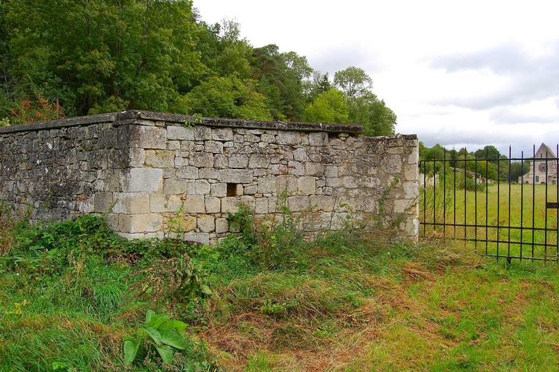 vue partielle du mur de clôture