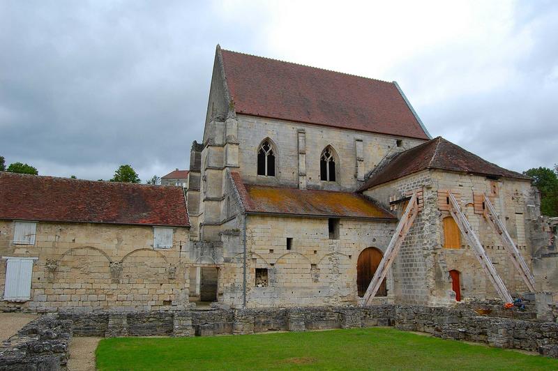 vue générale de la façade sud de l'église abbatiale