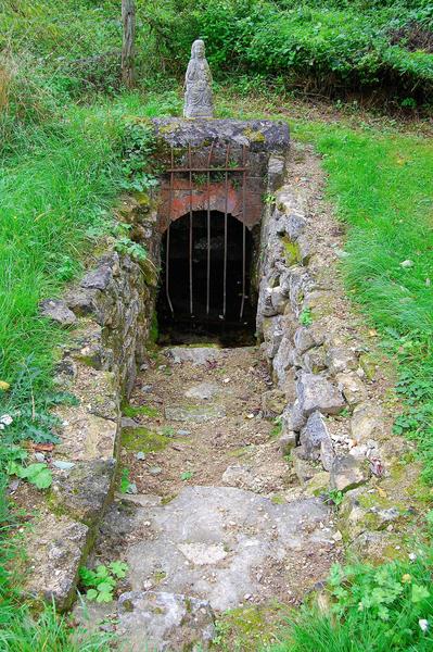 vue générale d'un escalier menant à une source