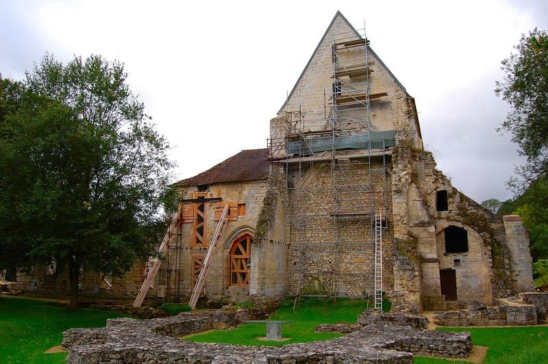 vue générale de la façade est de l'église abbatiale