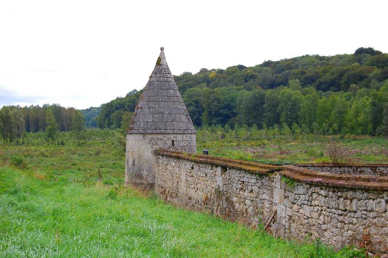 vue partielle des murs de clôture, tour située à l'angle nord-est