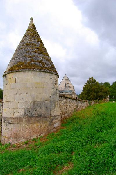 vue générale de la tour située à l'angle nord-est du mur de clôture