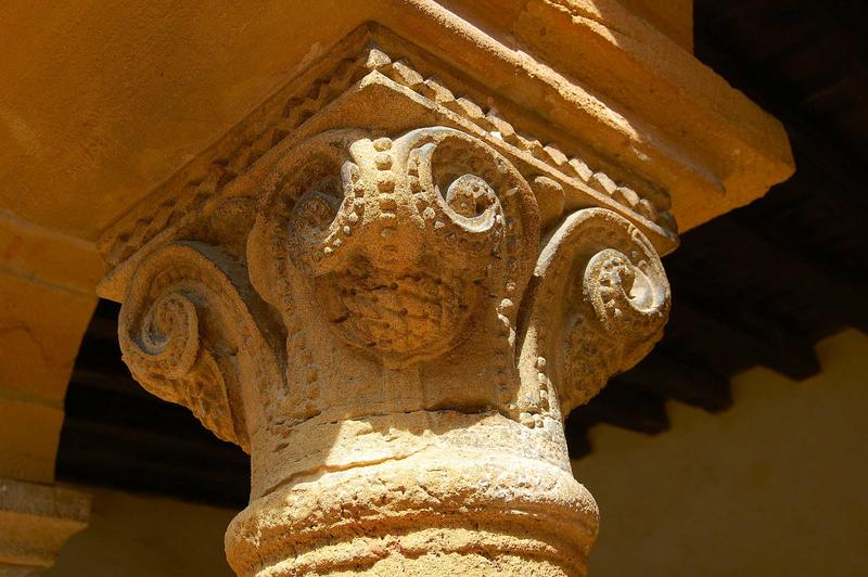 détail d'un des chapiteaux de la galerie est du cloître