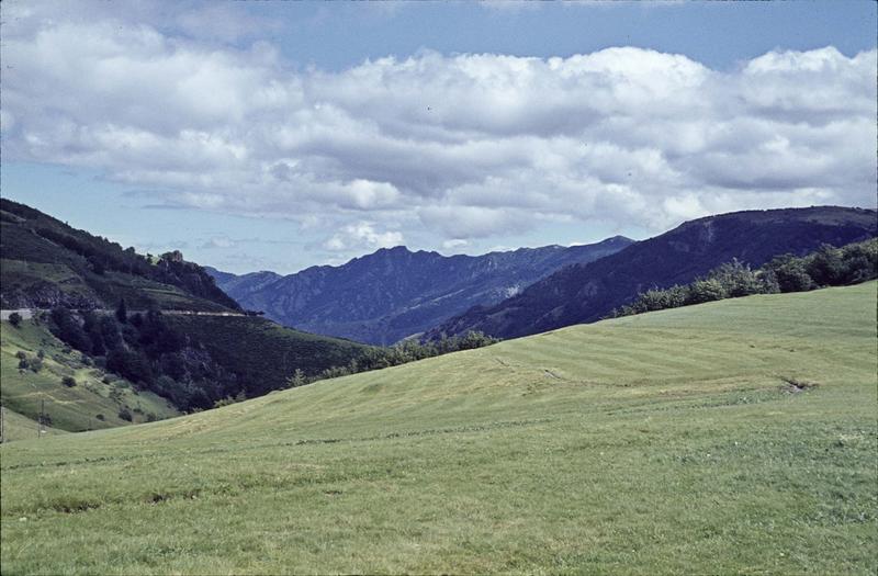 La source de l'Ardèche aux  Monts du Vivarais, vus de Saint-Agrève