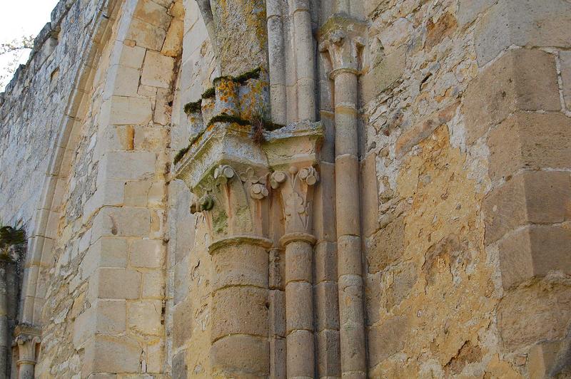 détail d'un des chapiteaux sculptés de la nef, mur sud