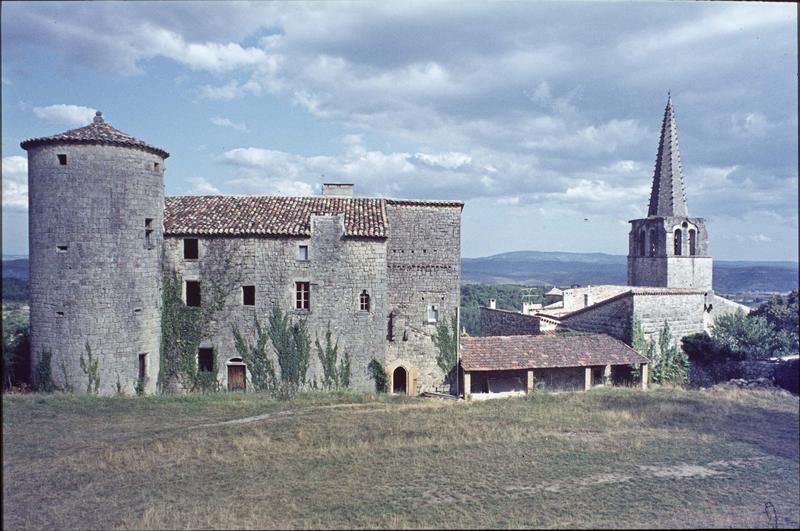 Clocher de l'église et façade du château avec tour