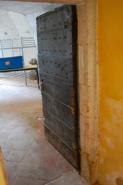 porte du rez-de-chaussée menant à la tour sud-ouest, vue générale