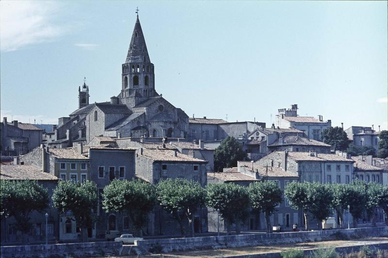 Ensemble sud-est et maisons environnantes