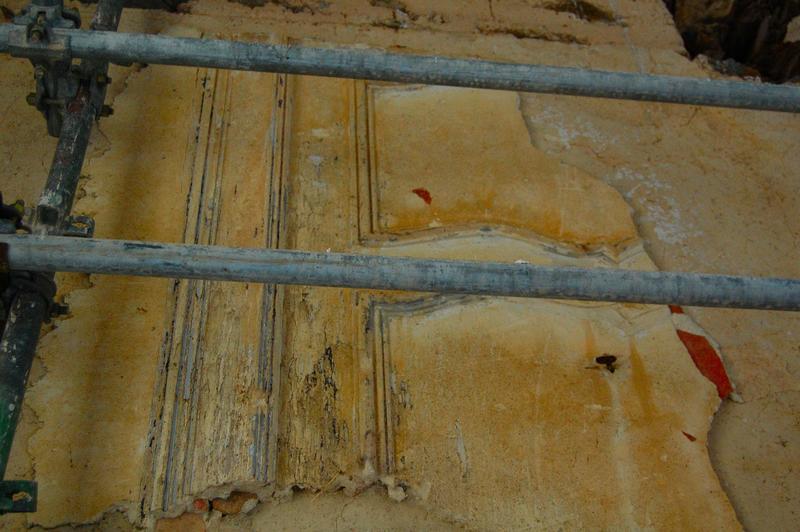 traces des décors de stucs conservés au 1er étage, côté sud
