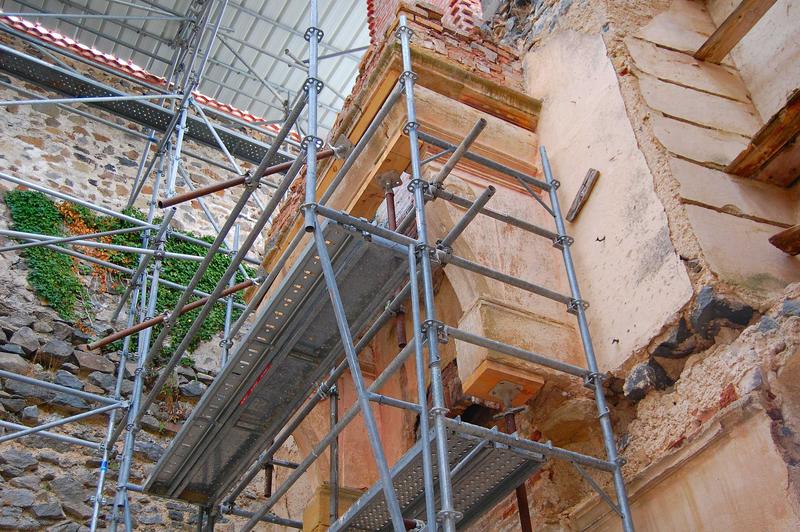 vue partielle d'une cheminée monumentale du 1er étage, côté sud