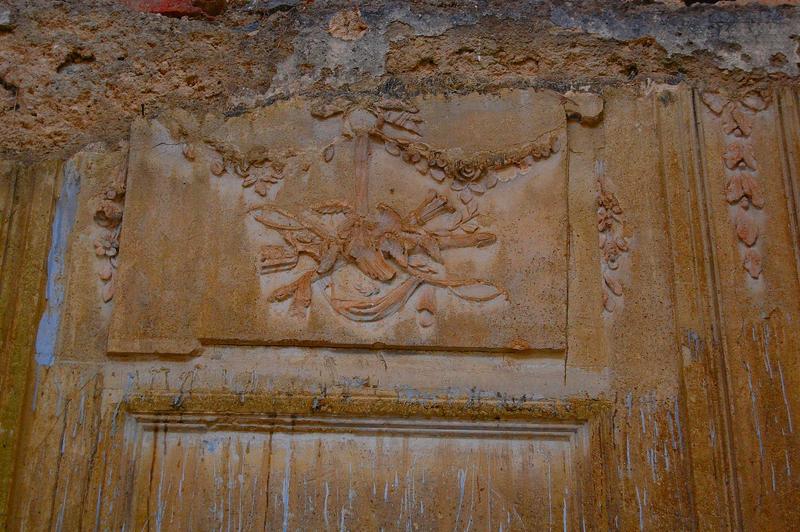 traces des décors de stucs conservés au 1er étage, côté sud