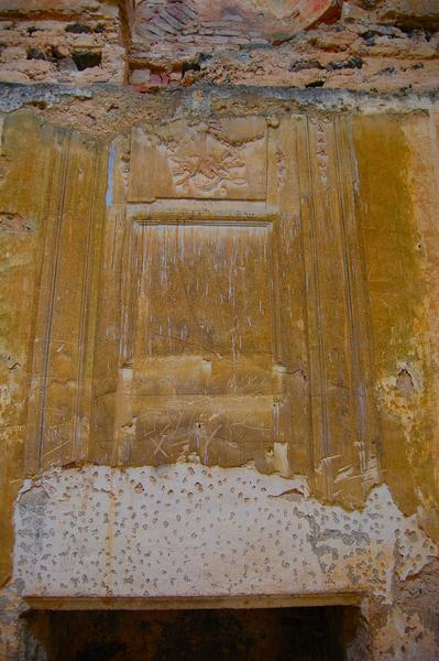 traces des décors de stucs conservés au 1er étage, côté sud
