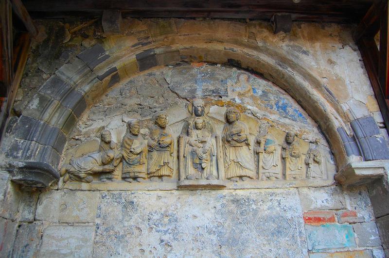 bas-relief : Vierge en majesté entre saint Pierre saint Jean saint Austremoine et des ecclésiastiques (la), vue générale