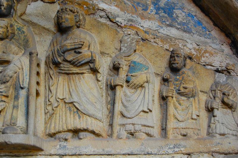 bas-relief : Vierge en majesté entre saint Pierre saint Jean saint Austremoine et des ecclésiastiques (la), vue partielle de la partie située à droite